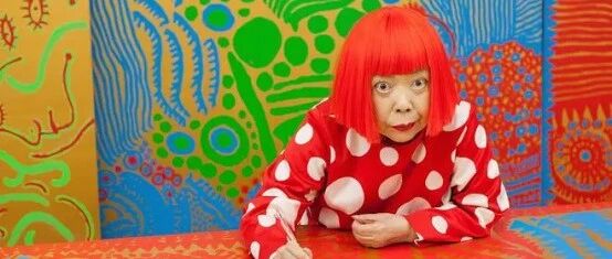 日本前卫艺术家草间弥生在东京逝世享年97岁：从标志性波点创作到风靡全球的商业跨界